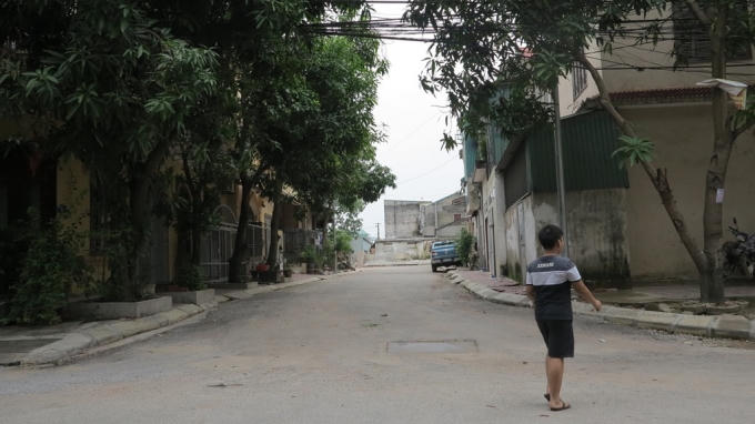Nhưng sau đó người dân lại phải đi một lối khác ở đường Ngô Gia Tự rất nhỏ hẹp.