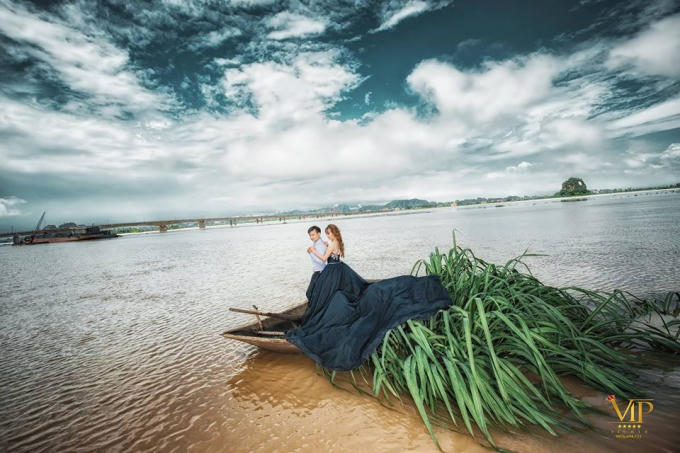 Sau hai tiếng đồng hồ tạo dáng, họ đã có những tấm ảnh rất lãng mạn giữa “mênh mang sông nước”. Còn ekip phó nháy thì được trận… “ngâm nước” lạnh run người.