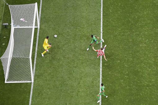 Dzyuba đánh đầu tung lưới Ả Rập Xê Út để ghi bàn thứ ba cho Nga