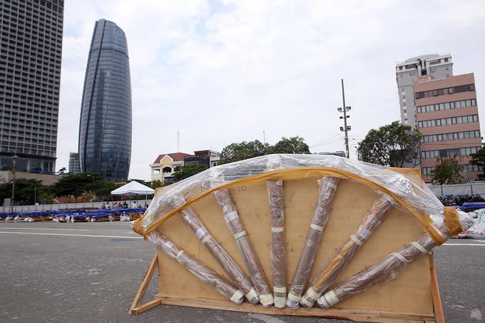 Một giàn pháo đã lắp hoàn chỉnh. Pháo được bọc nylon để không bị ẩm hay nước thấm vào nếu trời mưa. Trước giờ khai hỏa, các nhân viên kỹ thuật sẽ gỡ bỏ nylon.