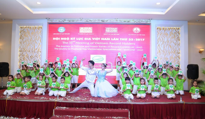 C&aacute;c em nhỏ với m&agrave;n biểu diễn