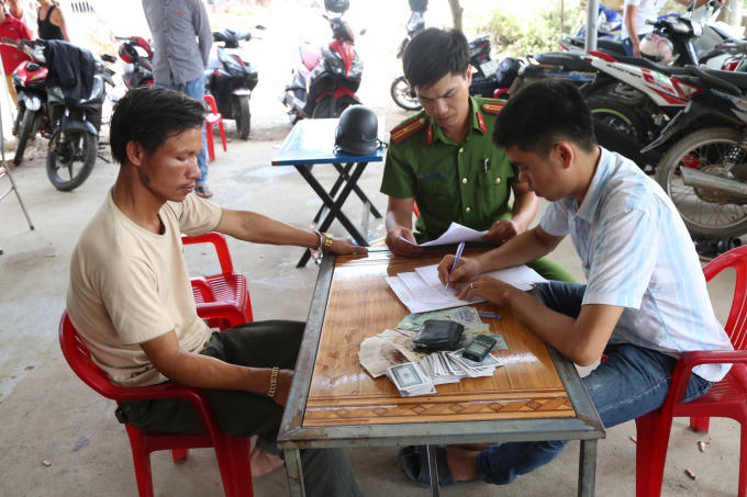Công an đang lấy lời khai một trong những "con bạc".