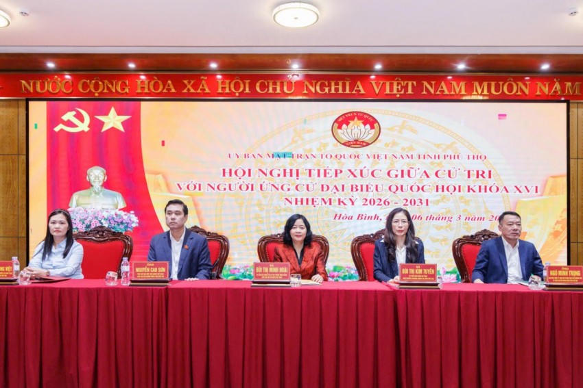 Ủy viên Bộ Chính trị, Bí thư Trung ương Đảng, Bí thư Đảng ủy MTTQ, các đoàn thể Trung ương, Chủ tịch Ủy ban Trung ương MTTQ Việt Nam Bùi Thị Minh Hoài cùng các ứng viên chủ trì Hội nghị. Ảnh: PV
