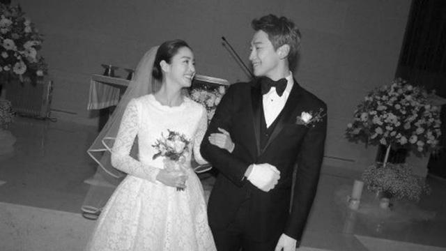 Hôn lễ của hai ngôi sao hạng A tại Hàn Quốc - Bi Rain và Kim Tae-hee - được tổ chức rất giản dị.