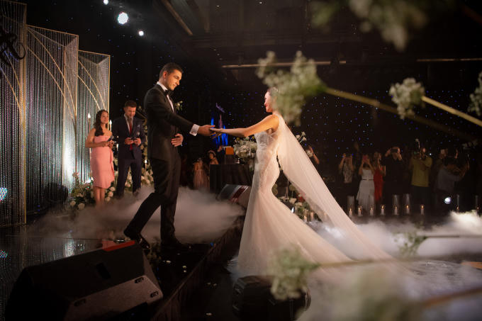 Phương Mai một mình tiến vào lễ đường.