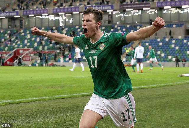 Niềm vui của cầu thủ Bắc Ireland sau khi Skriniar bên phía Slovkia đá phản lưới nhà, tỷ số xuống được cân bằng 1-1 ở cuối hiệp 2