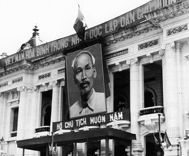 1954: Ảnh Bác Hồ được treo trang trọng tại Nhà hát Lớn trong ngày Uỷ ban Quân chính ra mắt nhân dân Hà Nội.
