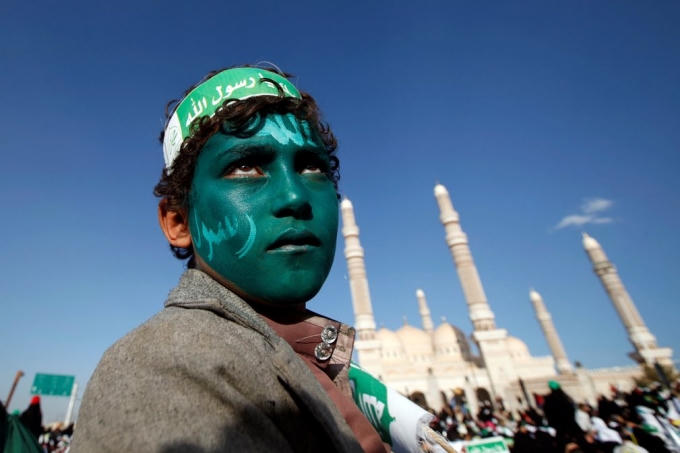 Một người ủng hộ phong trào Houthi ở Yemen tham dự cuộc mít tinh kỷ niệm ngày sinh của nhà tiên tri Mohammed (Ảnh: Khaled Abdullah / Reuters)
