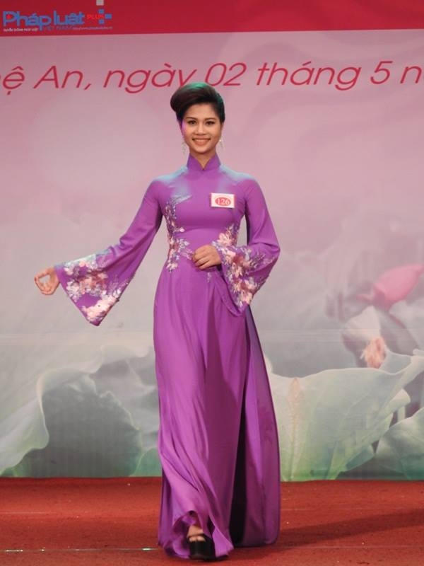 Nguyễn Thị Thơm mang SBD 126 sinh ngày 30/12/1994 đến từ Nghệ An. Số đo hình thể 86 – 64- 94, chiều cao 1m72 nặng 55kg. Nguyễn Thị Thơm hiện đang là Người mẫu tự do. Sở thích của cô là đọc sách, thiết kế thời trang, du lịch,… Ước mơ sau này trở thành một doanh nhân thành đạt trong lĩnh vực thời trang.