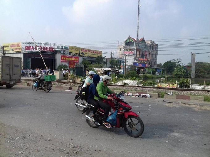 Tại hiện trường, rất nhiều đá, bê tông vỡ văng vãi trên đường bắn ra từ mép đường tàu.