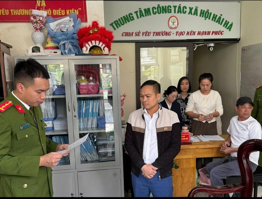 Cơ quan Công an tống đạt Quyết định khởi tố Nguyễn Văn Hải, Giám đốc Trung tâm Công tác xã hội Hải Hà về tội Cố ý gây thương tích.