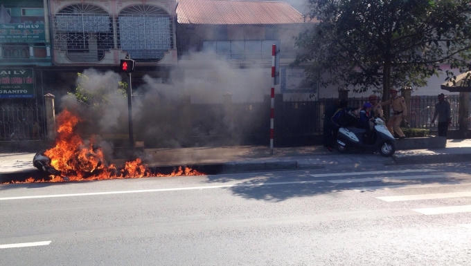 Chiếc xe bốc cháy dữ dội khiến người đi đường hoảng sợ.