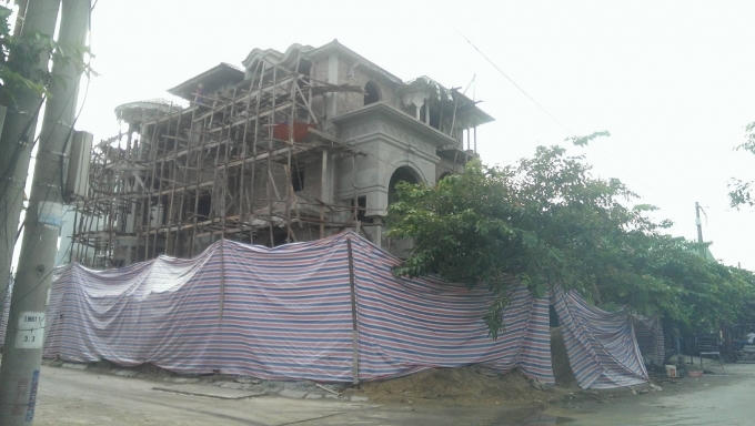 Biệt thự thiết kế cầu kỳ đang xây dựng.