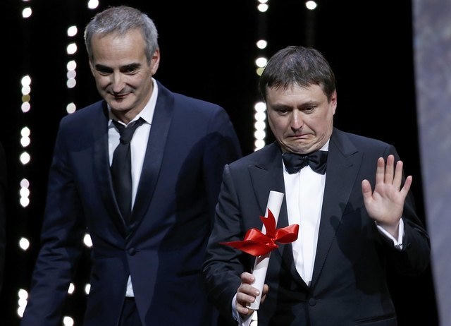 Olivier Asssayas và Cristian Mungiu chia nhau giải Đạo diễn xuất sắc nhất.