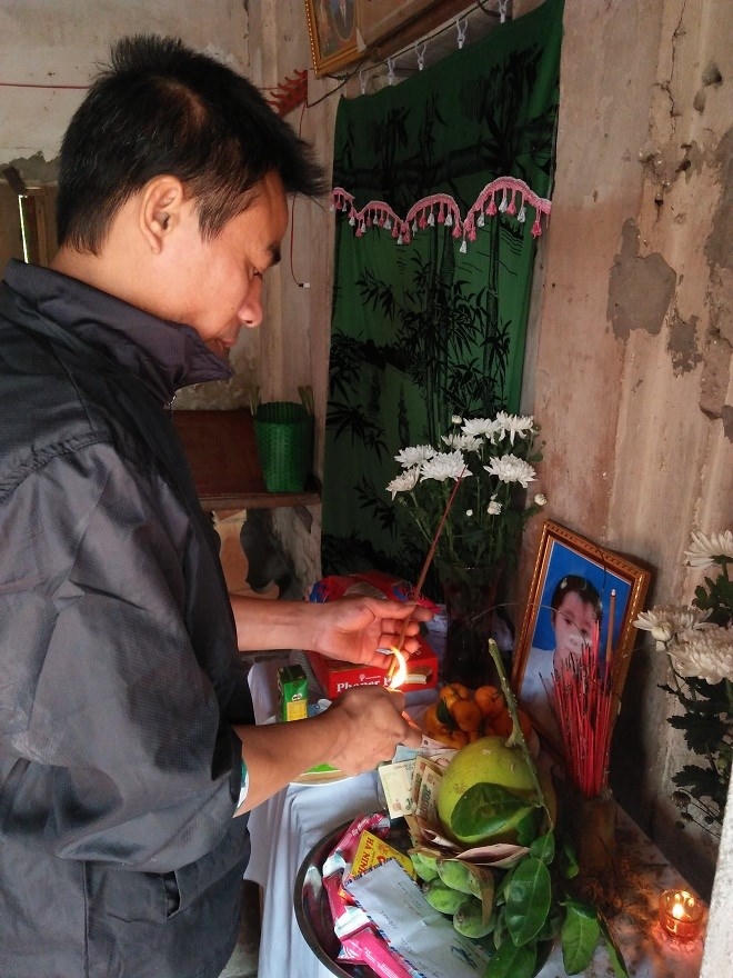 Anh Khải xót xa trước bàn thờ con gái.
