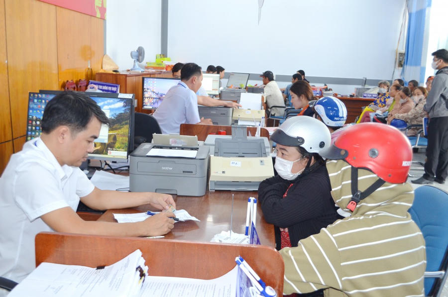 Xã Hòa Bình ổn định tổ chức bộ máy, nâng cao hiệu quả quản lý hộ tịch và giải quyết thủ tục hành chính khi thực hiện mô hình chính quyền địa phương hai cấp, góp phần tạo thuận lợi, tiết kiệm thời gian cho người dân.