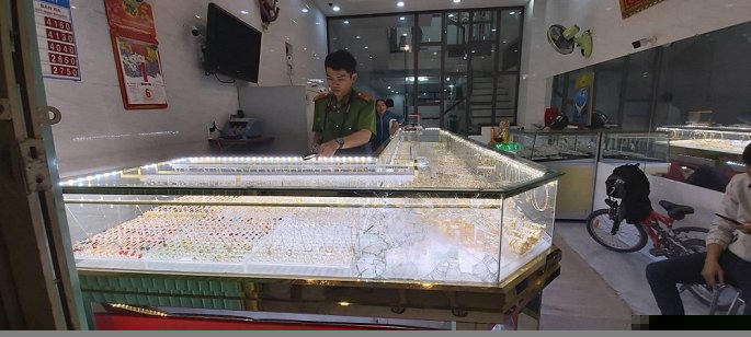 Công an tiến hàng điều tra vụ cướ tiệm vàng Nơi Duyên.