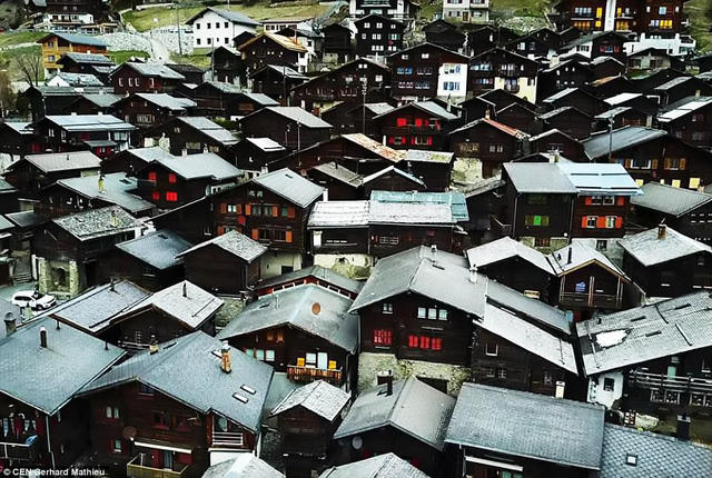 Thị trưởng Beat Jost giới thiệu nơi đ&acirc;y l&agrave; một thị trấn tĩnh lặng, tuyệt đẹp, trong l&agrave;nh, v&agrave; c&oacute; nắng ấm gần như quanh năm.