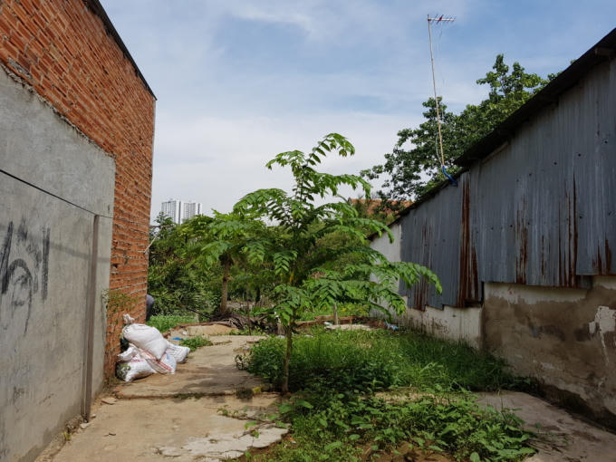 Nhiều ngôi nhà xập xệ nằm chờ đền bù.