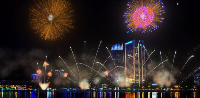 L&agrave; hoạt động đồng h&agrave;nh gắn liền với mỗi kỳ diễn ra cuộc thi tr&igrave;nh diễn Ph&aacute;o hoa quốc tế Đ&agrave; Nẵng, nay l&agrave; Lễ hội ph&aacute;o hoa Quốc tế Đ&agrave; Nẵng, cuộc thi ph&aacute;o hoa m&aacute;y t&iacute;nh cũng s&ocirc;i động với những t&aacute;c phẩm ph&aacute;o hoa đẹp ngoạn mục kh&ocirc;ng k&eacute;m ph&aacute;o hoa tr&igrave;nh diễn b&ecirc;n s&ocirc;ng H&agrave;n. Những t&aacute;c phẩm ph&aacute;o hoa m&aacute;y t&iacute;nh qua c&aacute;c kỳ đ&atilde; thể hiện sức s&aacute;ng tạo cũng như c&ocirc;ng nghệ năm sau cao hơn năm trước, tạo n&ecirc;n một s&acirc;n chơi kh&aacute; th&uacute; vị cho những người đam m&ecirc; c&ocirc;ng nghệ v&agrave;&nbsp;ph&aacute;o hoa.