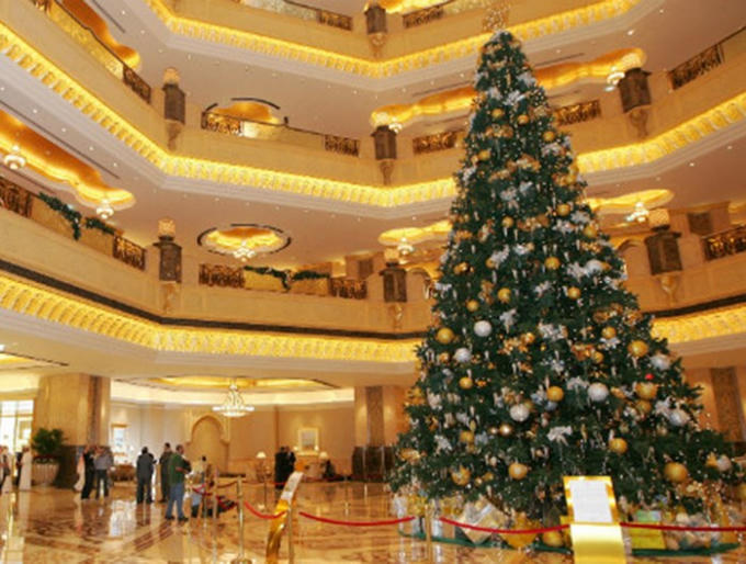 Cây thông đắt nhất thế giới tại Abu Dhabi: Có mặt từ năm 2010 nhưng đến nay cây thông cao 13 mét, với trị giá lên đến 11,5 triệu đô la Mỹ đặt tại sảnh khách sạn Emirates Palace ở Abu Dhabi, thủ đô Ả Rập thống nhất vẫn chưa hề có đối thủ cho danh hiệu cây thông đắt nhất thế giới. Những lá vàng, quả bạc, kim cương, ngọc bích, ngọc lục bảo, ngọc trai… thậm chí là kim cương đều được treo trên đó