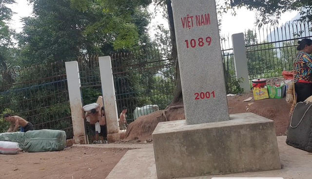 Cửu vạn ngang nhiên “cõng” hàng lậu từ Trung Quốc vào Việt Nam.
