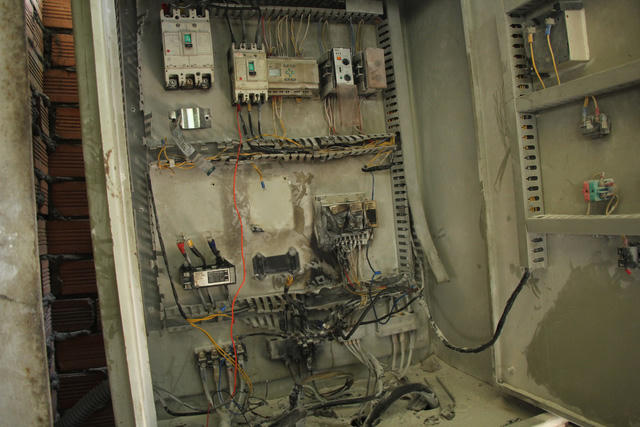 Hệ thống điện bị hư hỏng khiến máy bơm không thể vận hành gây ngập hầm.