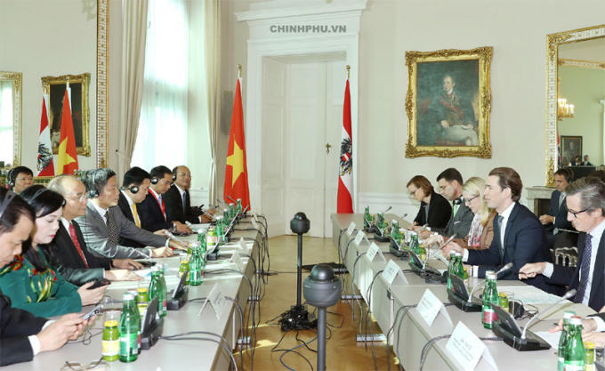 Thủ tướng Nguyễn Xuân Phúc hội đàm với Thủ tướng Áo Sebastian Kurz. Ảnh: VGP/Quang Hiếu
