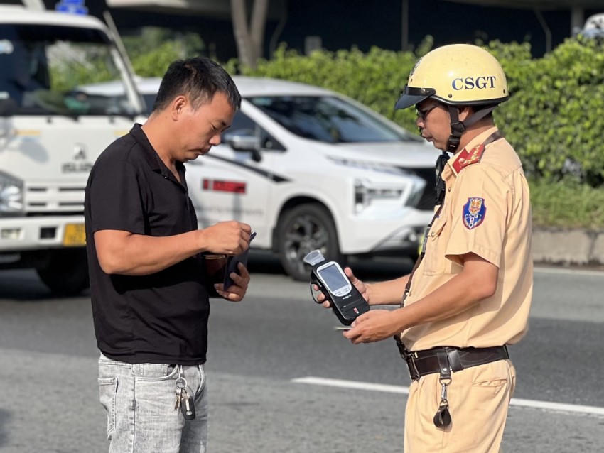 CSGT TP HCM kiểm tra vi phạm nồng độ cồn.