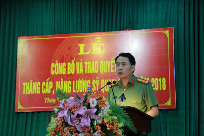 Đại tá Lê Quốc Hùng - UVTV Tỉnh uỷ, Giám đốc CA tỉnh phát biểu chúc mừng tại lễ trao quyết định thăng cấp, nâng bậc lương sỹ quan CAND cho chỉ huy CBCS các đơn vị.