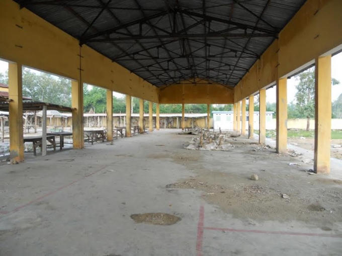 1 khu nhà lồng tại chợ Mỹ Hòa trong tình trạng bỏ trống hoàn toàn.