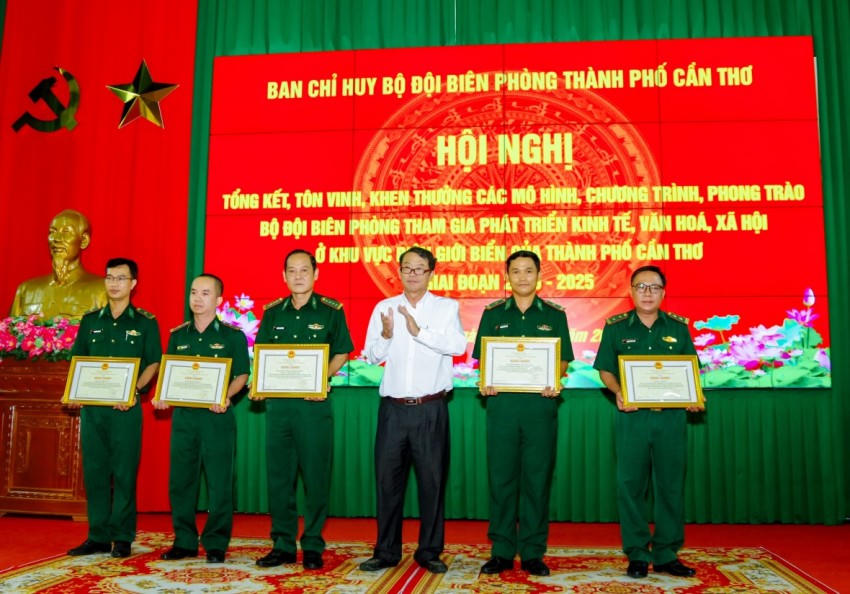 Ông Nguyễn Văn Khởi - Phó Chủ tịch UBND TP trao bằng khen của UBND TP Cần Thơ cho các tập thể