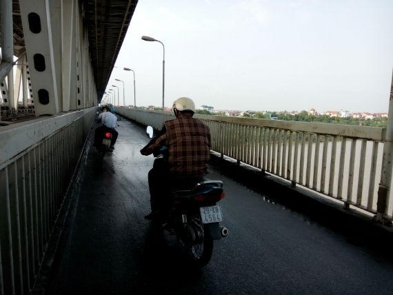 Nhiều người đã phải đánh lái, để tránh những cơn "mưa" bất đắc dĩ từ trên tầng 2 dội xuống.