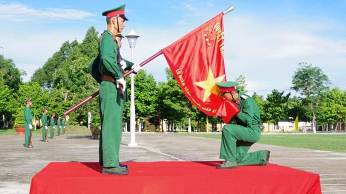 Chiến sĩ mới Lữ đoàn Tăng - Thiết giáp 416 (Quân khu 9) tuyên thệ.