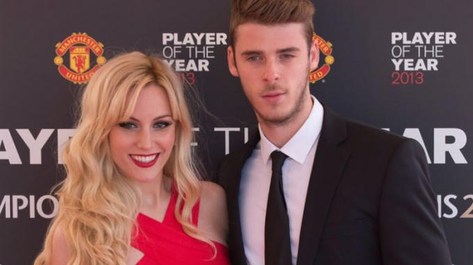 De Gea đã “bắt gọn” món quà quý giá nhất trong cuộc đời của mình, đó là ca sĩ Edurne Garcia. Họ đã chứng minh sự chênh lệch tuổi tác (De Gea ít hơn bạn gái 5 tuổi) không thành vấn đề. Trong 6 năm qua, họ vẫn duy trì được mối tình bền đẹp và sắp sửa tiến tới hôn nhân.
