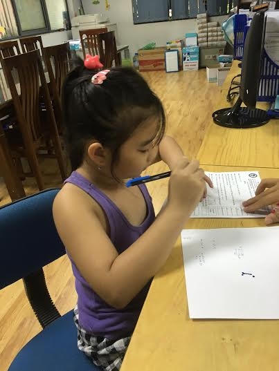 Học sinh kiểm tra "đầu vào" ở một trung tâm học thêm.