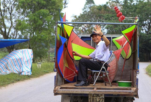 Người dân sử dụng xe ô tô bán tải chở diều đi tranh tài.