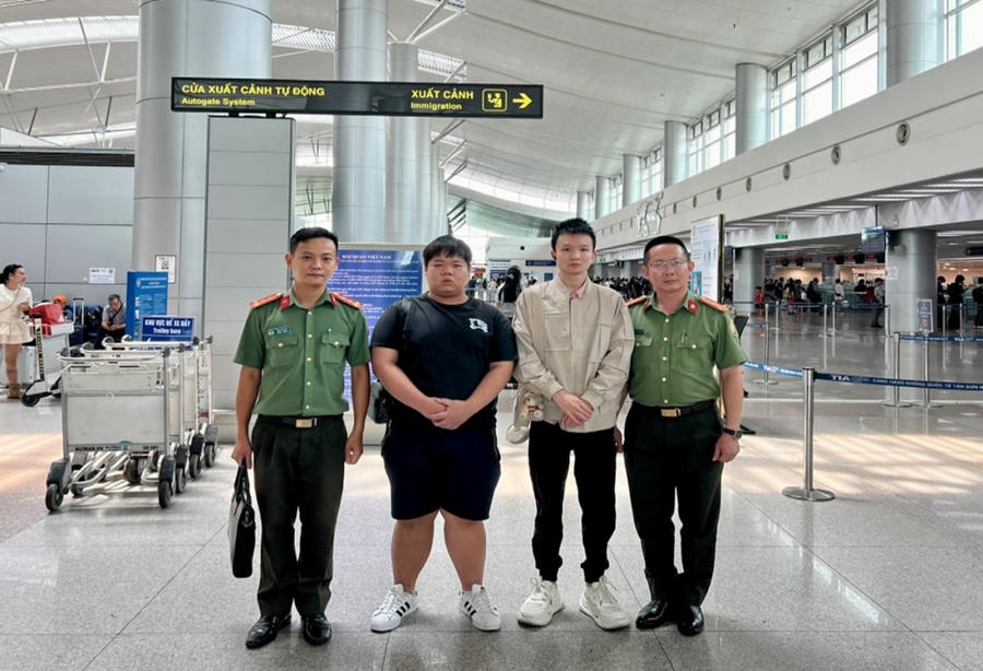 Lực lượng Công an tỉnh An Giang đã đưa hai công dân Trung Quốc có hành vi nhập cảnh trái phép vào Việt Nam đến Cảng hàng không quốc tế Tân Sơn Nhất để thực hiện thủ tục trục xuất về nước