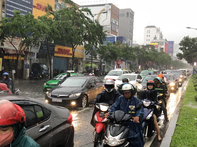 TP HCM: Cửa ng&otilde; s&acirc;n bay T&acirc;n Sơn Nhất rối loạn do ngập nước kết hợp với kẹt xe