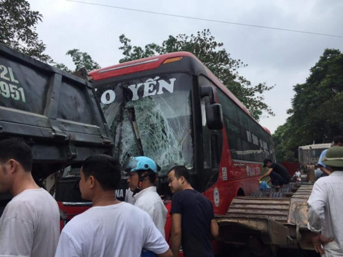 Vụ tai nạn liên hoàn trên QL2 khiến hàng chục hành khách trên xe khách hoảng sợ.