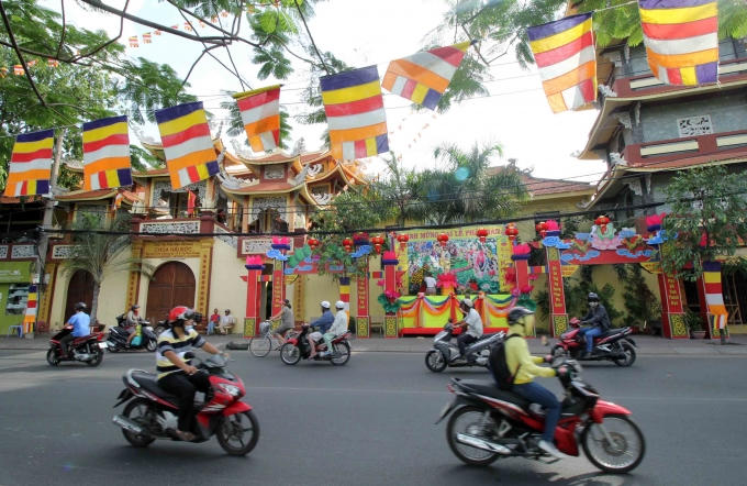 Ch&ugrave;m ảnh kh&ocirc;ng kh&iacute; Phật đản về tr&ecirc;n d&ograve;ng k&ecirc;nh Nhi&ecirc;u Lộc