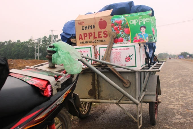 Các loại xe ba gác, xe tự chế, xe kéo... xuất hiện nhiều ở vùng nông thôn.