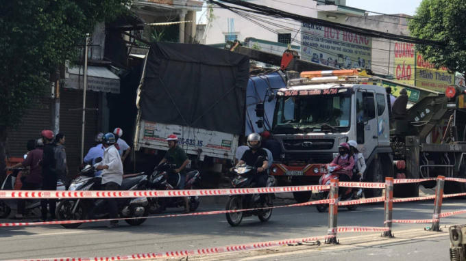 Sau khi nổ lốp chiếc xe tải tông hàng loạt dải phân cách rồi tông thẳng vào 2 nhà dân