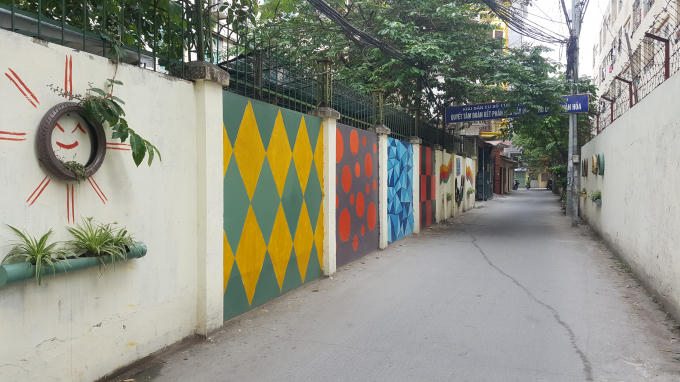 Bức tường hoa làm cho không gian nơi đây trở nên rất bắt mắt.