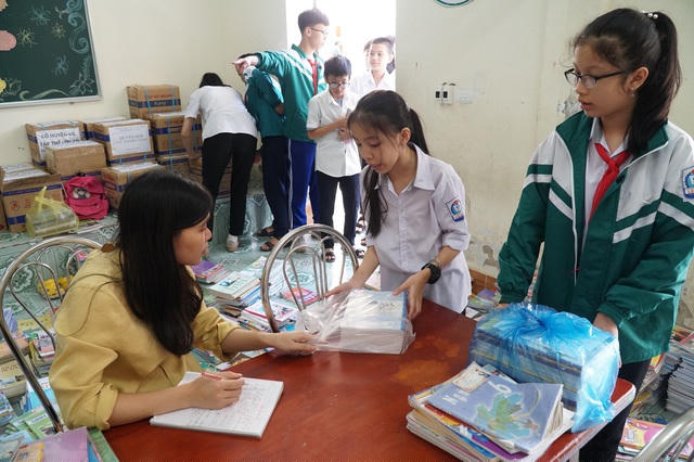 Học sinh Trường THCS Lê Mao (TP Vinh) quyên góp sách vở, đồ dùng học tập cho các bạn vùng lũ.