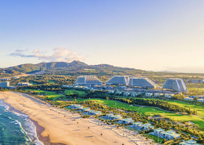 Công trình có chiều dài xấp xỉ 1km, bao gồm 4 tòa khách sạn cao 11 tầng hướng ra biển, được thiết kế độc đáo với những đường cong uốn lượn mềm mại tựa như chuỗi ADN khổng lồ trải dài ven biển.  