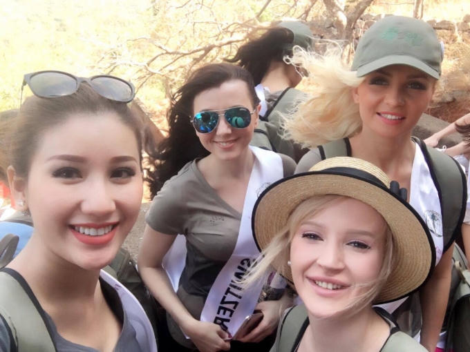 Bảo Như chụp ảnh selfie cùng đại diện các nước.