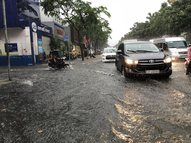 TP HCM: Cửa ng&otilde; s&acirc;n bay T&acirc;n Sơn Nhất rối loạn do ngập nước kết hợp với kẹt xe