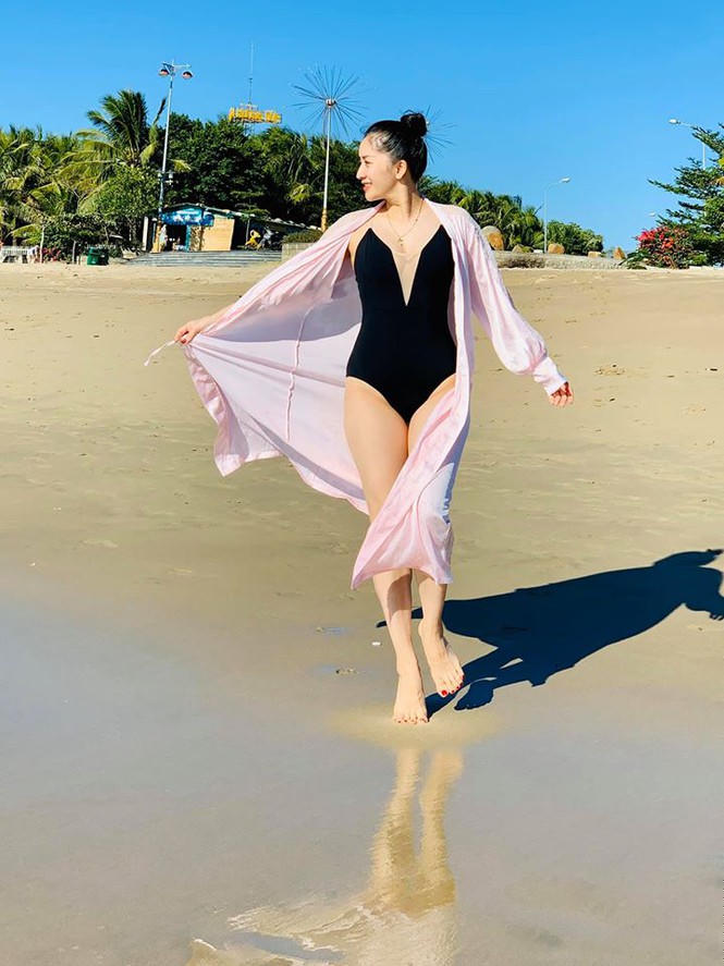 Khánh Thi 'đốt mắt' người nhìn với bikini cắt xẻ gợi cảm - ảnh 9