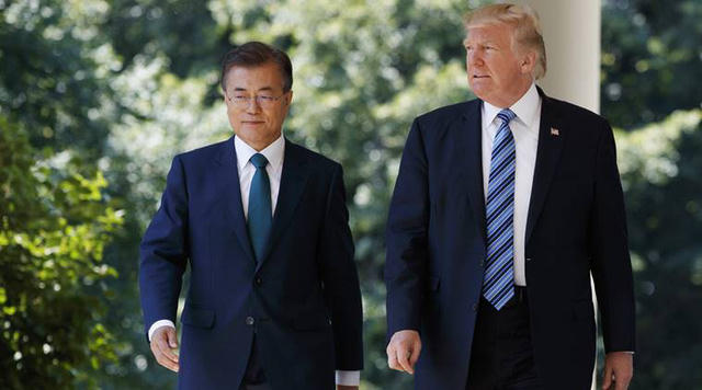 Tổng thống Trump và người đồng cấp Hàn Quốc Moon Jae-in gặp nhau tại Mỹ (Ảnh: AP)